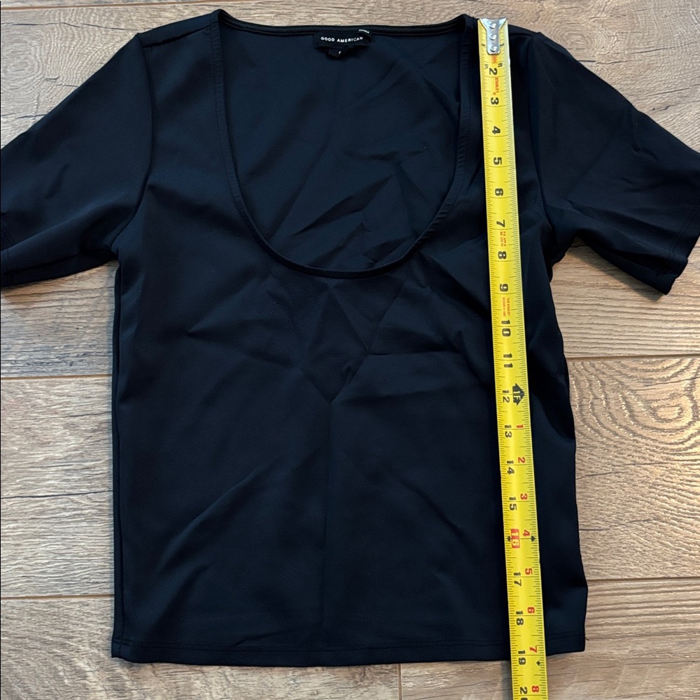 GOOD AMERICAN Sculpting Scoop Neck
Cropped Short Sleeve Tee in black Sz. Small - Picture 7 of 8